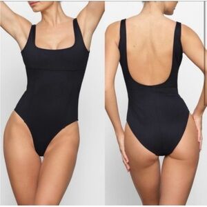🆕 SKIMS sculpting shaping one piece swimsuit. Onyx. Size small.